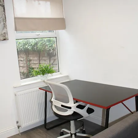 No 10 Spacious 2-Bedroom House In London Stratford With Parking For Up To Six Экстерьер фото