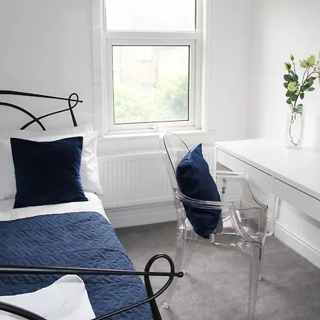 No 10 Spacious 2-Bedroom House In London Stratford With Parking For Up To Six Экстерьер фото