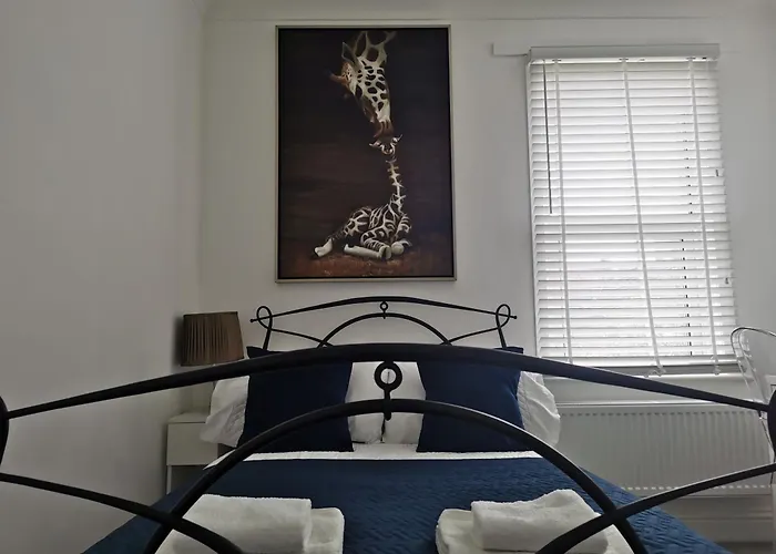 No 10 Spacious 2-Bedroom House In London Stratford With Parking For Up To Six