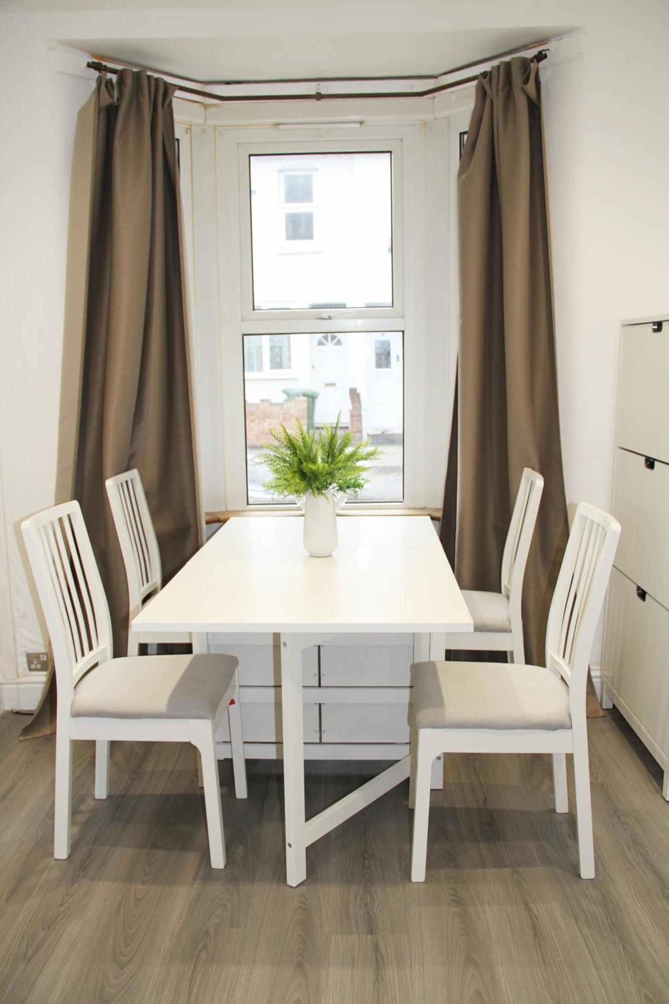 Дом отдыха No 10 Spacious 2-bedroom House In Stratford With Parking For Up To Six Лондон