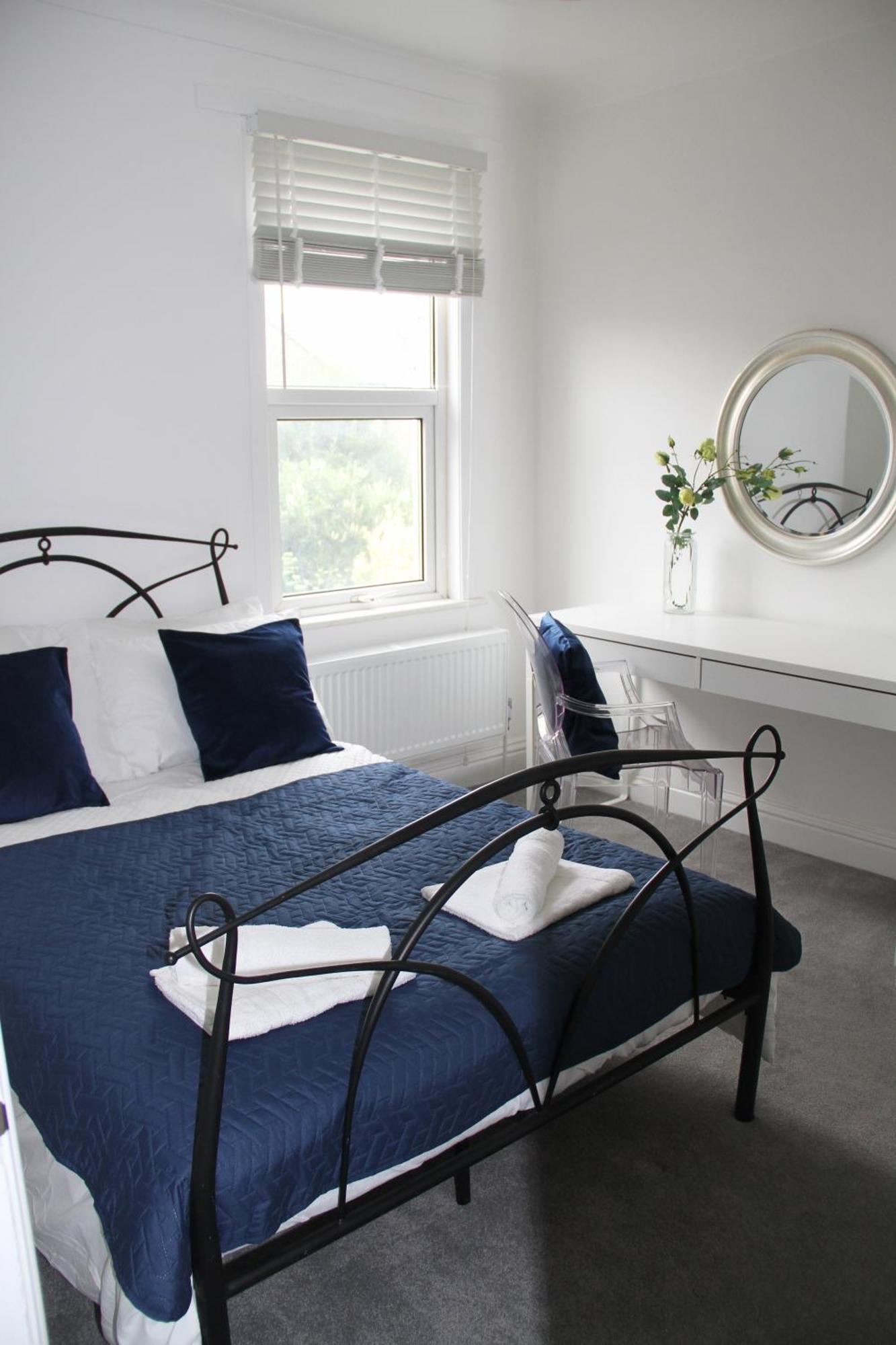 No 10 Spacious 2-bedroom House In Stratford With Parking For Up To Six Дом отдыха *