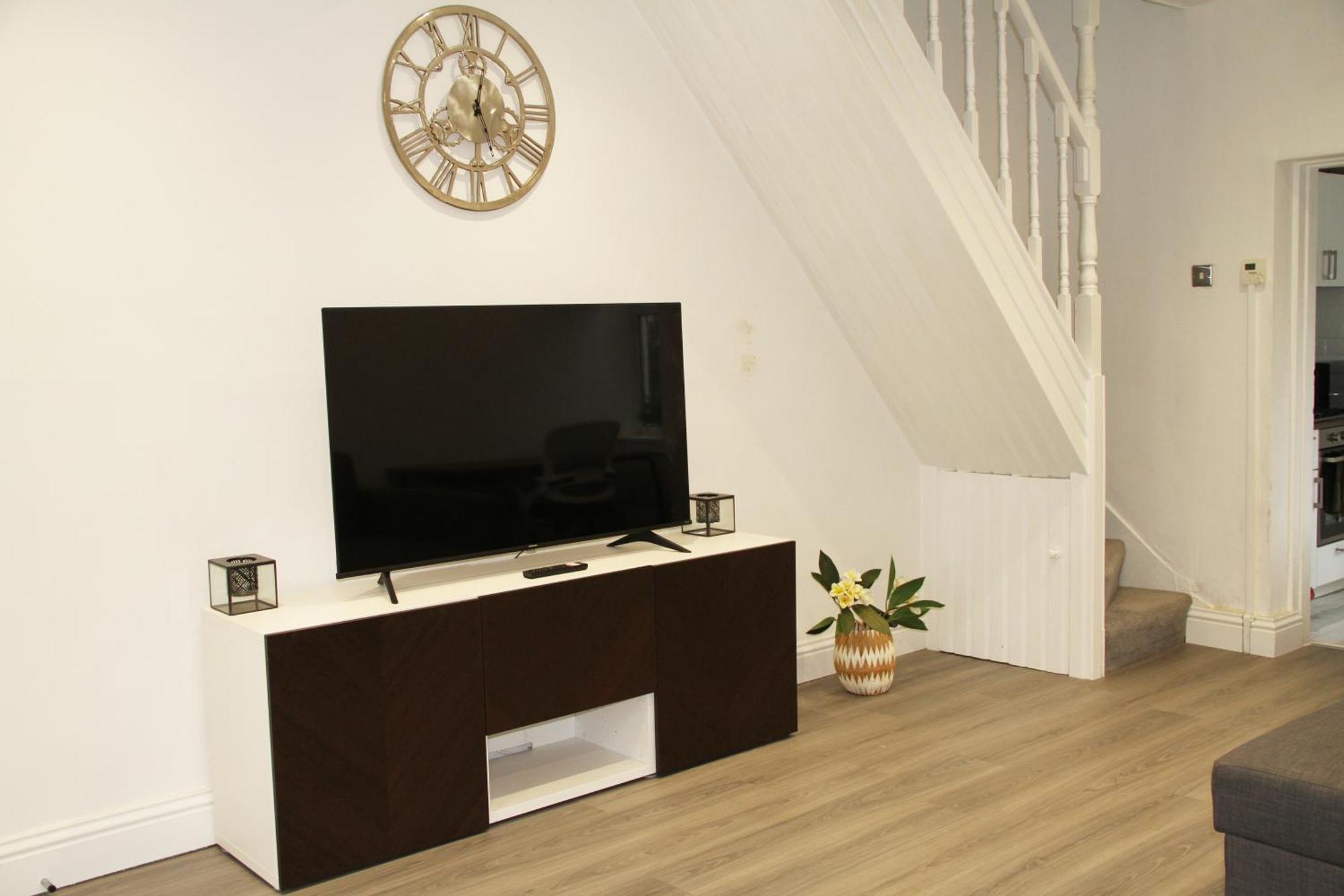 Дом отдыха No 10 Spacious 2-bedroom House In Stratford With Parking For Up To Six *
