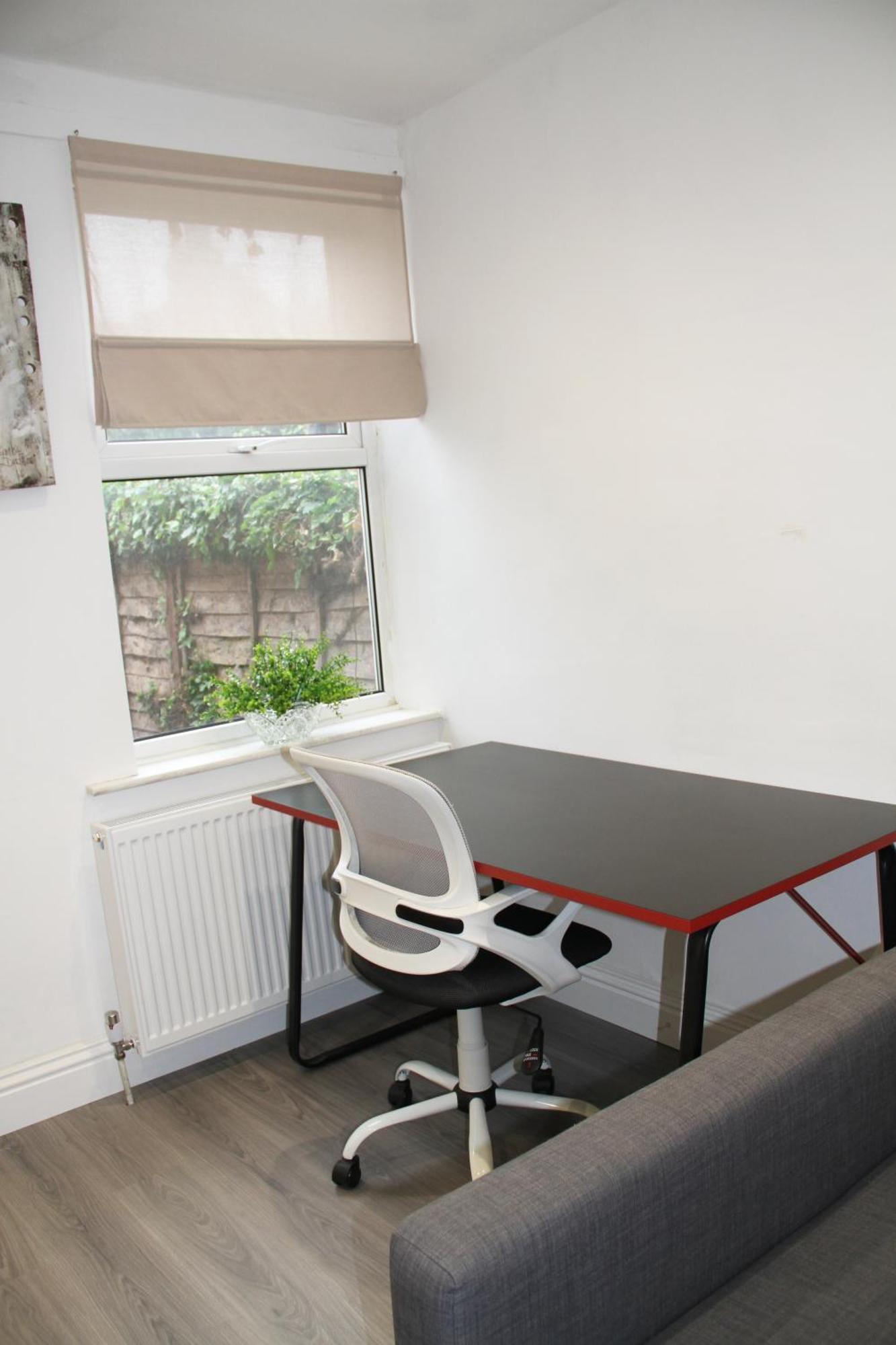 Дом отдыха No 10 Spacious 2-bedroom House In Stratford With Parking For Up To Six Лондон
