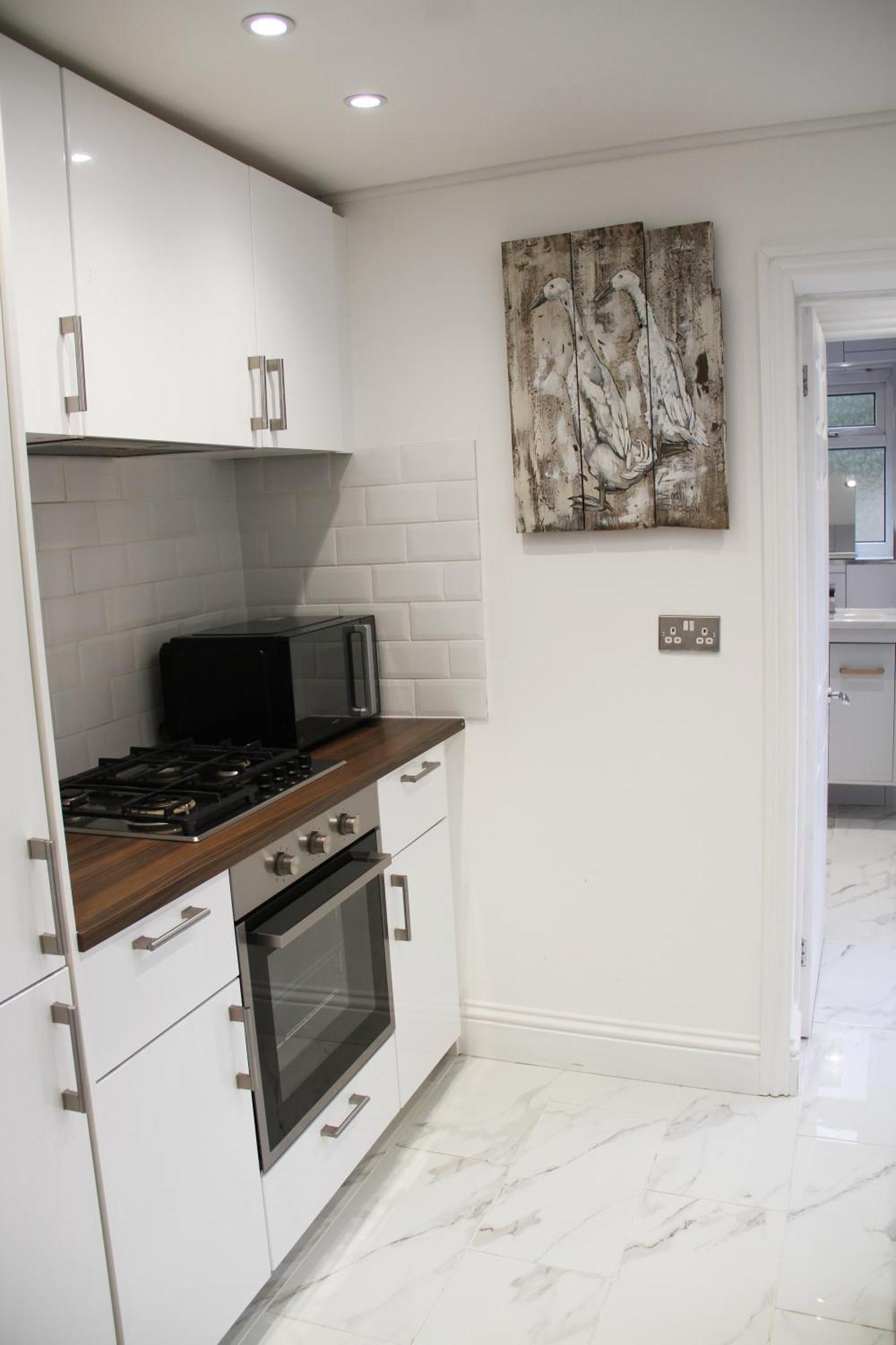 No 10 Spacious 2-bedroom House In Stratford With Parking For Up To Six * Лондон