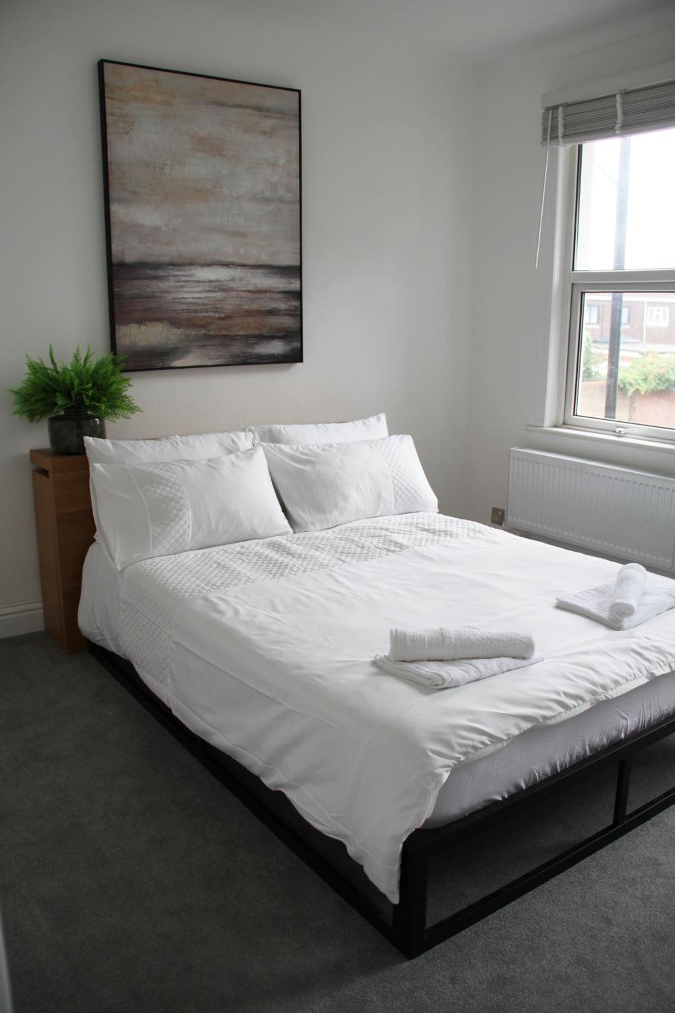 No 10 Spacious 2-bedroom House In Stratford With Parking For Up To Six Дом отдыха *