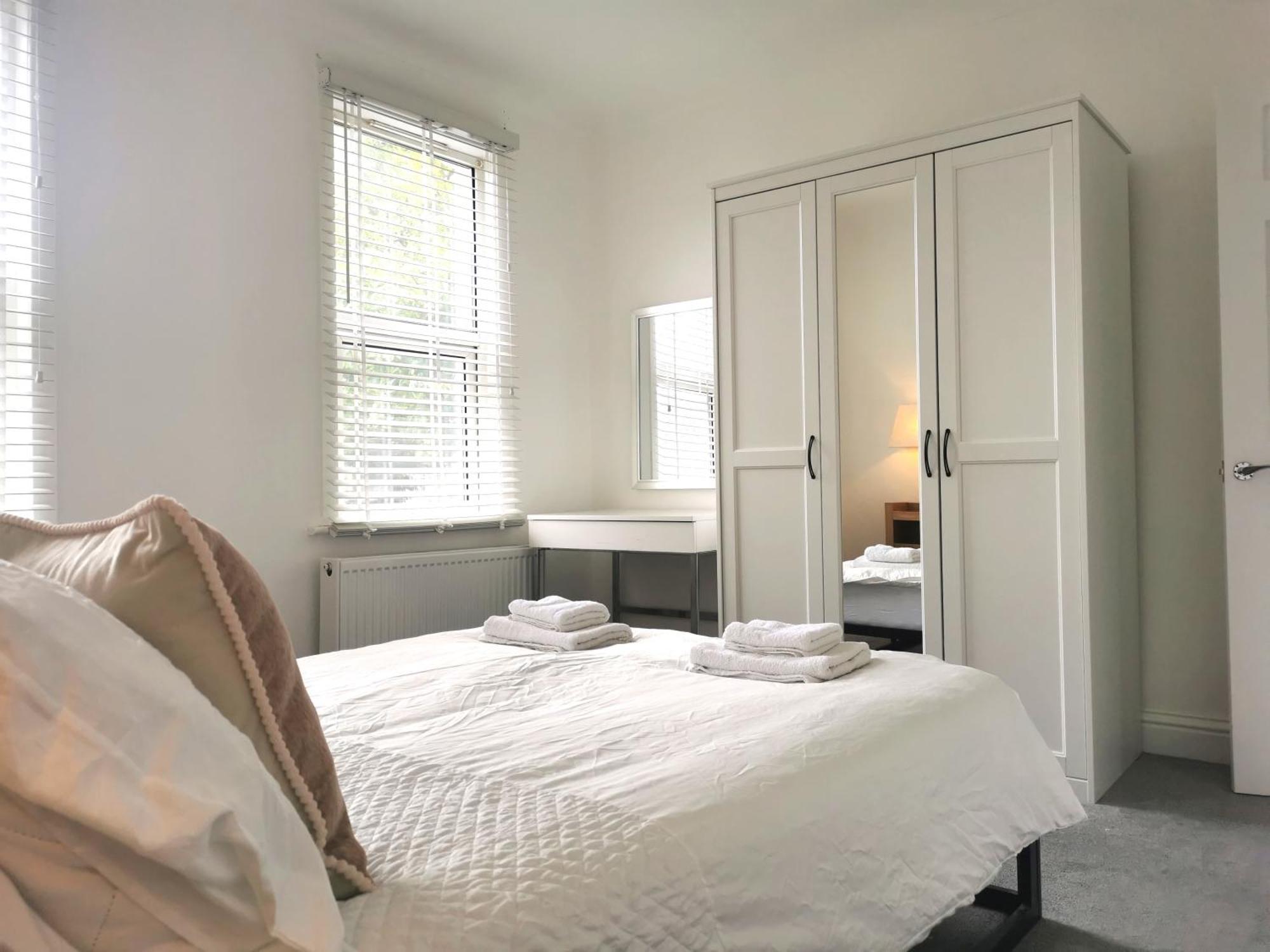 No 10 Spacious 2-bedroom House In Stratford With Parking For Up To Six Лондон