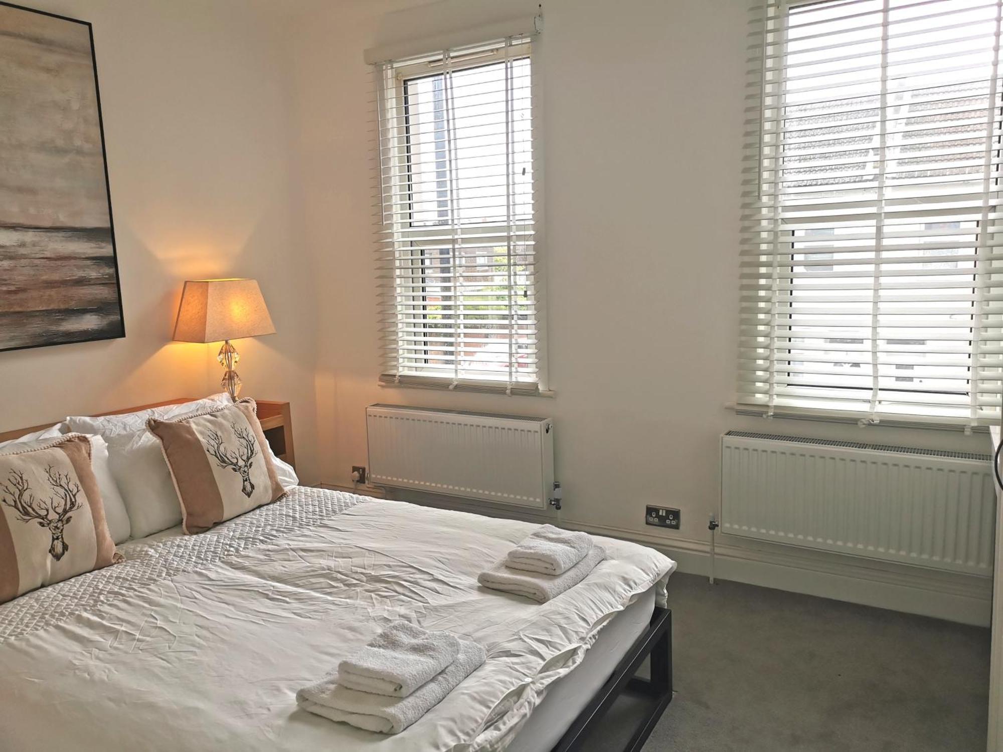 No 10 Spacious 2-bedroom House In Stratford With Parking For Up To Six Лондон