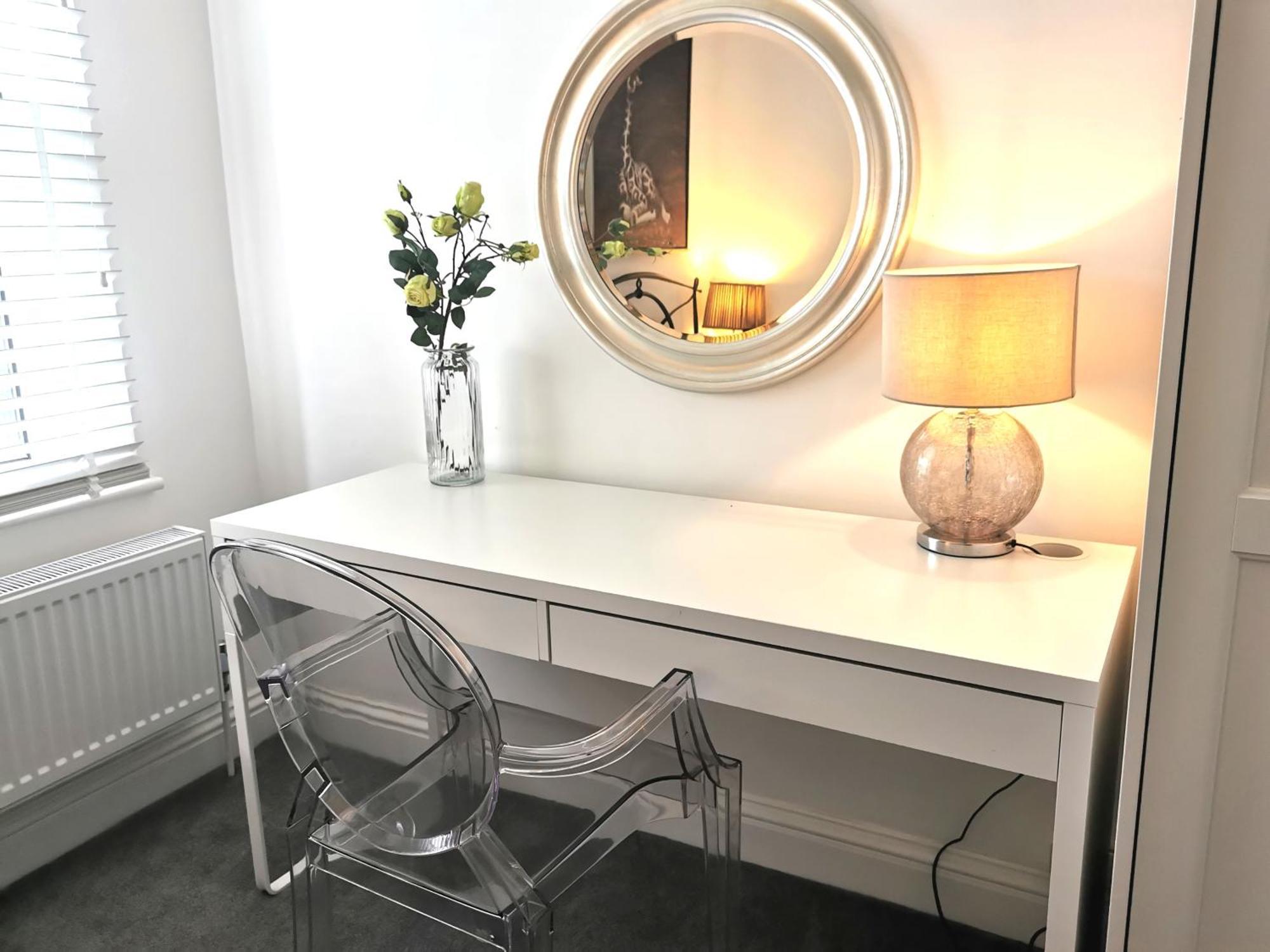 No 10 Spacious 2-bedroom House In Stratford With Parking For Up To Six Дом отдыха