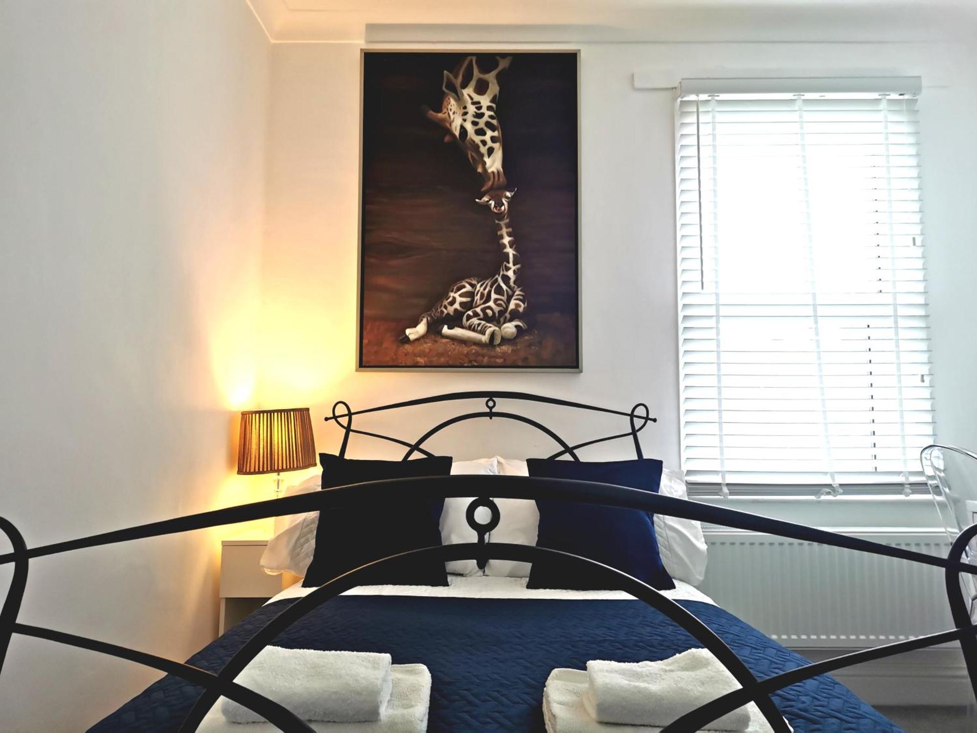 No 10 Spacious 2-bedroom House In Stratford With Parking For Up To Six Лондон