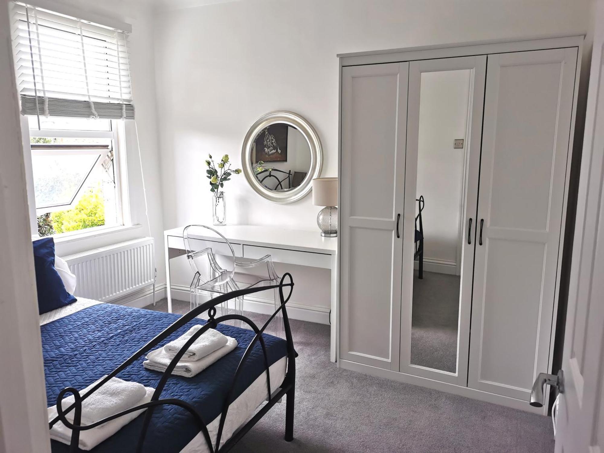 No 10 Spacious 2-bedroom House In Stratford With Parking For Up To Six Дом отдыха *